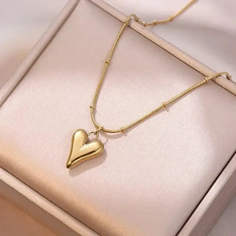 Collar Dorado con Corazón Elegante – Joyería Fina para Mujer | Regalo Especial en joyas brillantes.