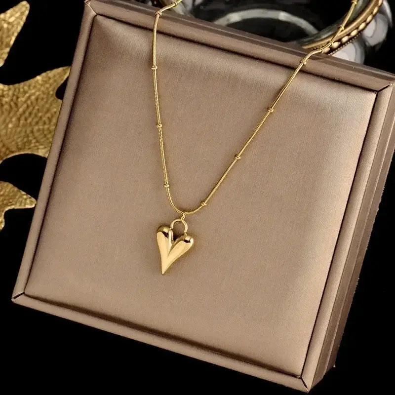 Collar Dorado con Corazón Elegante – Joyería Fina para Mujer | Regalo Especial en caja elegante.