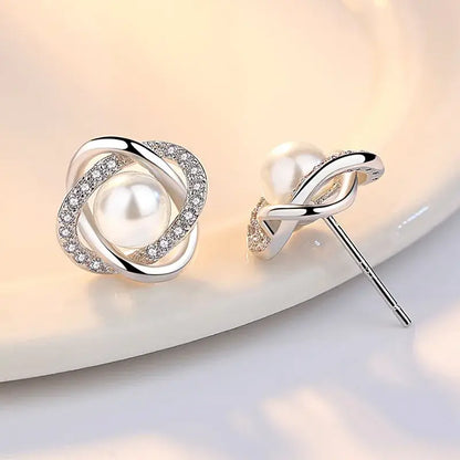 Aretes de Perla con Diseño Elegante y Zirconias