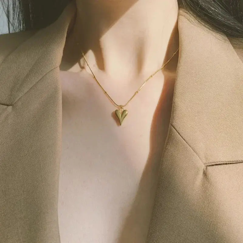 Collar Dorado con Corazón Elegante – Joyería Fina para Mujer | Regalo Especial en modelo con chaqueta