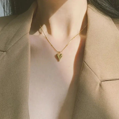 Collar Dorado con Corazón Elegante – Joyería Fina para Mujer | Regalo Especial en modelo con chaqueta