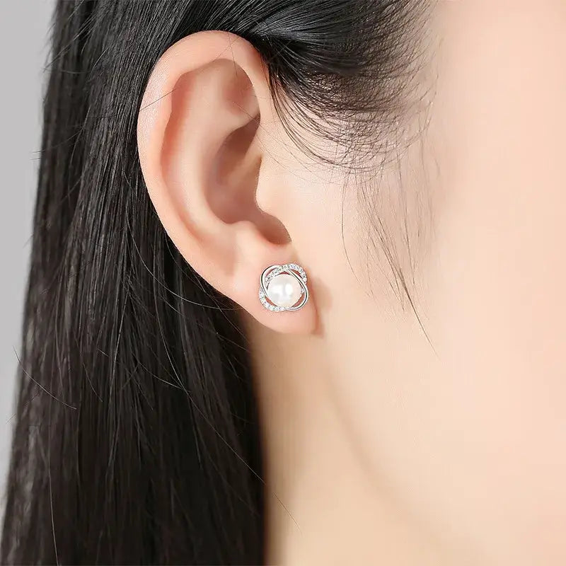 Aretes de Perla con Diseño Elegante y Zirconias