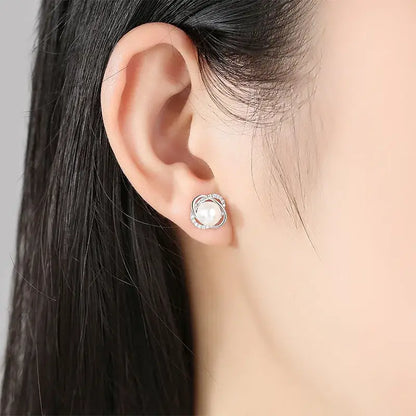 Aretes de Perla con Diseño Elegante y Zirconias